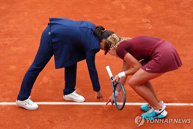 주심과 함께 공 자국을 확인하는 안드레예바(오른쪽) [로이터=연합뉴스]