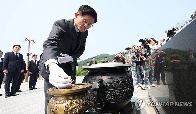 김문수 후보 국립3.15민주묘지 참배 (창원=연합뉴스) 김동민 기자 = 국민의힘 김문수 대선후보가 28일 오전 경남 창원시 마산회원구 국립3.15민주묘지를 참배하고 있다. 2025.5.28 image@yna.co.kr