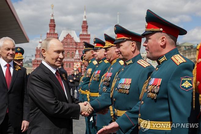 러시아군 장성들과 악수하는 푸틴  [타스=연합뉴스 자료사진]