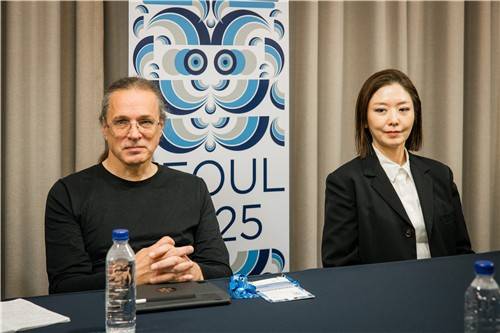 문화예술세계총회 기자간담회에 참석한 김아영 작가와 게어프리트 슈토커 예술감독 [한국문화예술위원회 제공. 재판매 및 DB 금지]