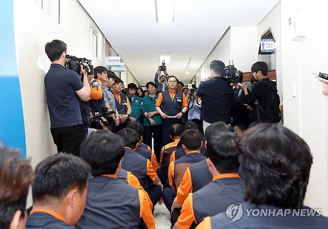 금호타이어 노조, 광주 광산구청 항의 방문 (광주=연합뉴스) 천정인 기자 = 28일 오전 금호타이어 광주공장 노조원들이 광주 광산구청을 항의 방문해 발언하고 있다. 박병규 광산구청장은 전날 대형 화재로 공장을 멈춘 금호타이어 광주공장 이전 문제를 두고 구조조정 등을 언급해 논란을 빚었다. 2025.5.28 iny@yna.co.kr