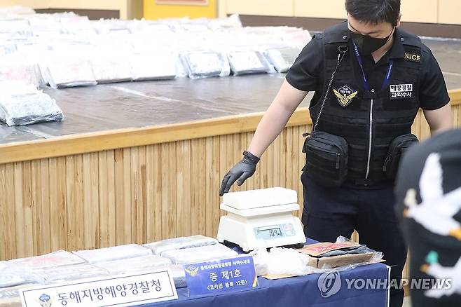 강릉 옥계항서 압수한 코카인 공개 (동해=연합뉴스) 류호준 기자 = 28일 강원 동해시 지가동 동해지방해양경찰청에서 동해해경청·서울본부세관 합동수사단이 지난달 2일 강릉 옥계항서 압수한 코카인을 공개하고 있다. 2025.5.28 ryu@yna.co.kr