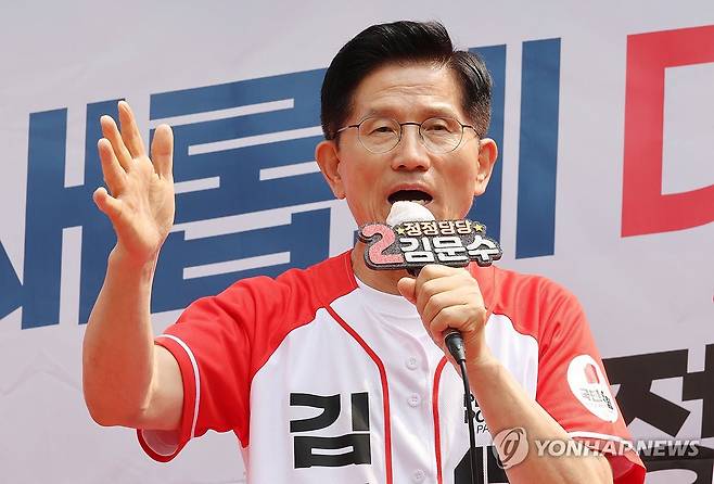 양산서 유세하는 김문수 후보 (양산=연합뉴스) 박동주 기자 = 국민의힘 김문수 대선 후보가 28일 경남 양산시 이마트 양산점 앞에서 유세를 하고 있다. 2025.5.28 [공동취재] pdj6635@yna.co.kr