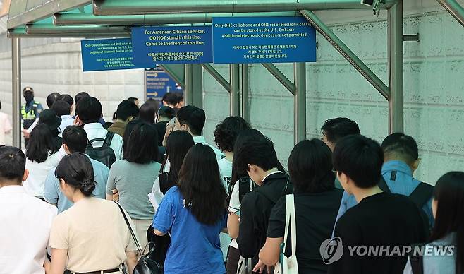 미국, 유학비자 인터뷰 일시 중단 (서울=연합뉴스) 이진욱 기자 = 미국 당국이 미국에 유학하려는 학생에 대해 소셜미디어(SNS) 심사를 의무화하는 방안을 검토하고 있다고 미 정치전문매체 폴리티코가 관련 외교 전문을 입수해 보도했다. 또 미 국무부는 이 같은 제도 도입을 준비하기 위해 전 세계 외교 공관에 유학생 비자 인터뷰를 일시 중단할 것을 지시했다고 이 매체는 전했다. 사진은 28일 서울 종로구 주한 미국대사관 앞에서 미국 비자를 발급받으려는 사람들이 줄을 서 있는 모습. 2025.5.28 cityboy@yna.co.kr