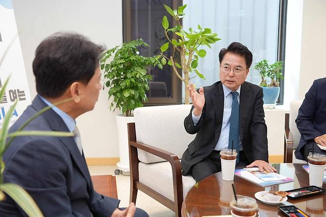 육동한 춘천시장, 육동일 한국지방행정연구원장 면담 [춘천시 제공.재판매 및 DB 금지]