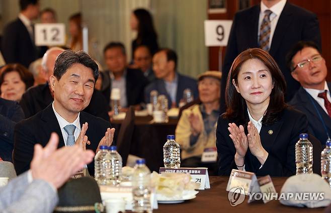 이주호 권한대행, 이산가족 행사 참석 (서울=연합뉴스) 한상균 기자 = 이주호 대통령 권한대행 부총리 겸 교육부 장관이 28일 서울 중구 코리아나호텔에서 열린 2025년 이산가족 초청행사에서 박수치고 있다. 오른쪽은 김수경 통일부 차관. 2025.05.28 [대통령통신사진기자단] xyz@yna.co.kr