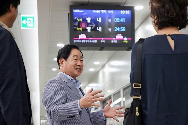 남양주 별내역, 수도권 동북부 광역교통 중심 부상 (남양주=연합뉴스) 주광덕 경기 남양주시장이 지하철 8호선 별내역 환승센터를 점검하고 있다. 2025.5.28 [남양주시 제공. 재판매 및 DB 금지]