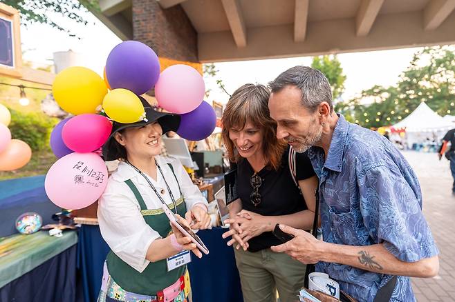 춘천세계인형극제를 찾은 외국인  [춘천인형극제 제공.재판매 및 DB 금지]
