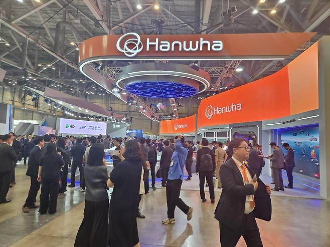 한화 방산 3사는 통합관 (부산=연합뉴스) 김호준 기자 = 한화오션, 한화에어로스페이스, 한화시스템 등 한화 방산 3사는 28일 '국제해양방위산업전(MADEX) 2025'에서 통합관을 차리고 함정부터 에너지 시스템에 이르는 '미래 해양 통합 설루션'을 선보였다. 2025.5.28