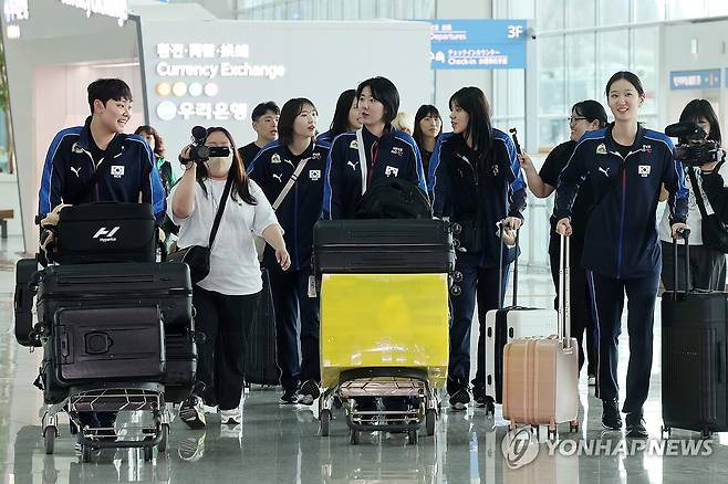 여자배구 대표팀, VNL 참가 위해 출국 (영종도=연합뉴스) 임화영 기자 = 28일 인천국제공항 2터미널에서 여자배구 국가대표팀 선수들이 2025 국제배구연맹(FIVB) 발리볼네이션스리그(VNL) 참가를 위해 브라질 리우데자네이루로 출국하고 있다. 2025.5.28 hwayoung7@yna.co.kr