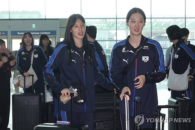 여자배구 대표팀, VNL 참가 위해 출국 (영종도=연합뉴스) 임화영 기자 = 28일 인천국제공항 2터미널에서 여자배구 국가대표팀 선수들이 2025 국제배구연맹(FIVB) 발리볼네이션스리그(VNL) 참가를 위해 브라질 리우데자네이루로 출국하고 있다. 2025.5.28 hwayoung7@yna.co.kr