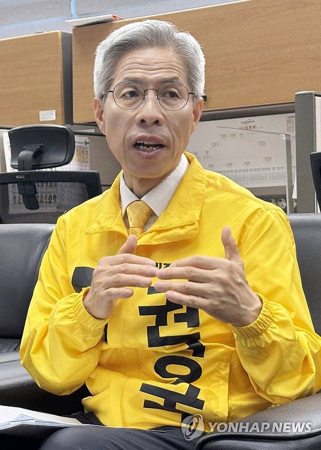 발언하는 권영국 (전주=연합뉴스) 임채두 기자 = 민주노동당 권영국 대선 후보가 28일 전북특별자치도의회 기자간담회에서 발언하고 있다. 2025.5.28 doo@yna.co.kr