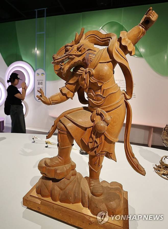 전통공예로 구현된 용의 모습 (서울=연합뉴스) 이재희 기자 = 28일 서울 강남구 국가무형유산전수교육관에서 열린 2025 포르쉐 퓨처 헤리티지 전승공예특별전 '열 번째 용의 아이와 상상동물' 전시를 찾은 관람객들이 전시를 둘러보고 있다. 이 전시는 10월 17일까지 열린다. 2025.5.28 scape@yna.co.kr