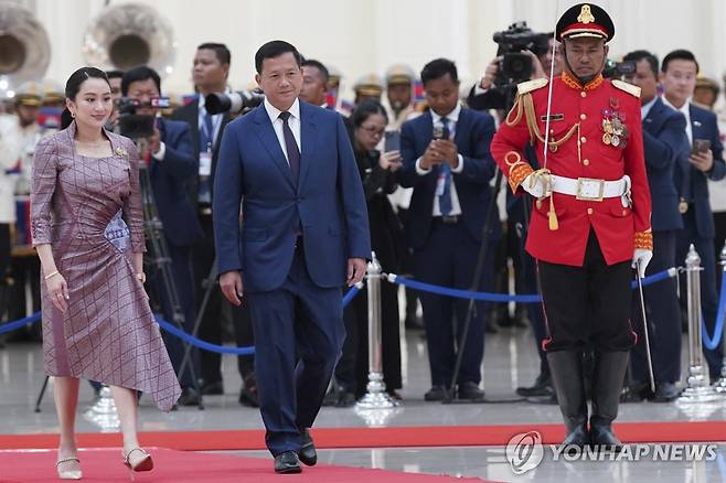 지난달 캄보디아를 방문한 패통탄 태국 총리(왼쪽)와 훈 마네트 캄보디아 총리 [AP 연합뉴스 자료사진. 재배포 및 판매 금지]