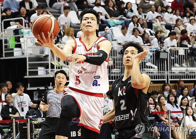 김선형 '허훈 비켜' (수원=연합뉴스) 홍기원 기자 = 29일 경기도 수원KT소닉붐아레나에서 열린 프로농구 4강 플레이오프 4차전 수원 KT 소닉붐과 서울 SK 나이츠의 경기. SK 김선형이 슛하고 있다. 2025.4.29 xanadu@yna.co.kr