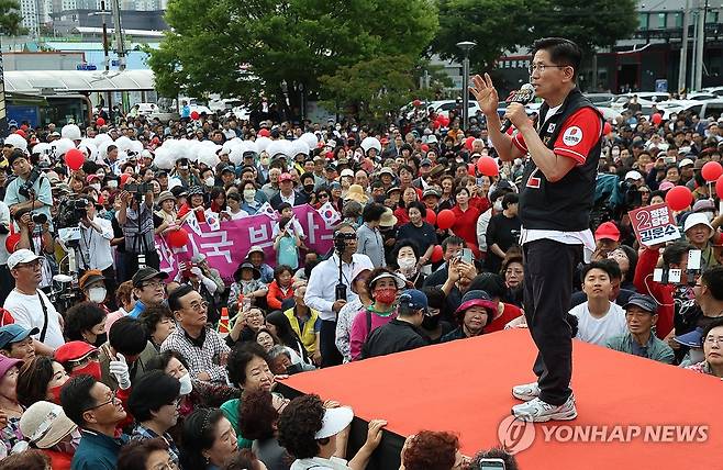 고향 영천에서 유세하는 김문수 후보 (영천=연합뉴스) 윤관식 기자 = 국민의힘 김문수 대선 후보가 28일 경북 영천역 광장에서 유세하고 있다. 2025.5.28 psik@yna.co.kr