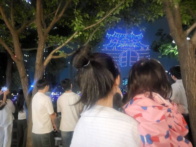 드론쇼 관람하는 시민들 [촬영 최종호]