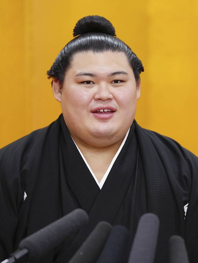 스모 요코즈나에 등극한 오노사토 선수 (교도=연합뉴스) 28일 일본스모협회로부터 요코즈나 승격 소식을 통보받은 뒤 기자회견에 임한 오노사토 선수. 2025.5.28.