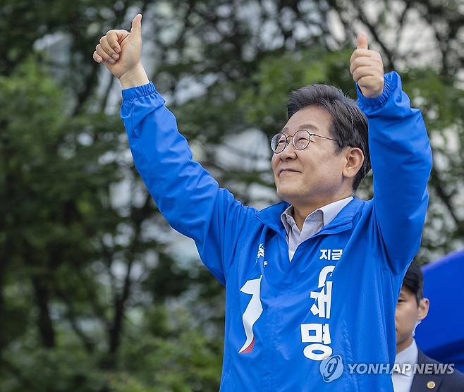 왕십리 유세 마친 이재명 후보 (서울=연합뉴스) 황광모 기자 = 더불어민주당 이재명 대선후보가 28일 서울 왕십리역 광장에서 열린 성동구·동대문구 집중 유세에서 연설을 마친 뒤 엄지를 들어 보여 시민들에게 인사하고 있다. 2025.5.28 hkmpooh@yna.co.kr