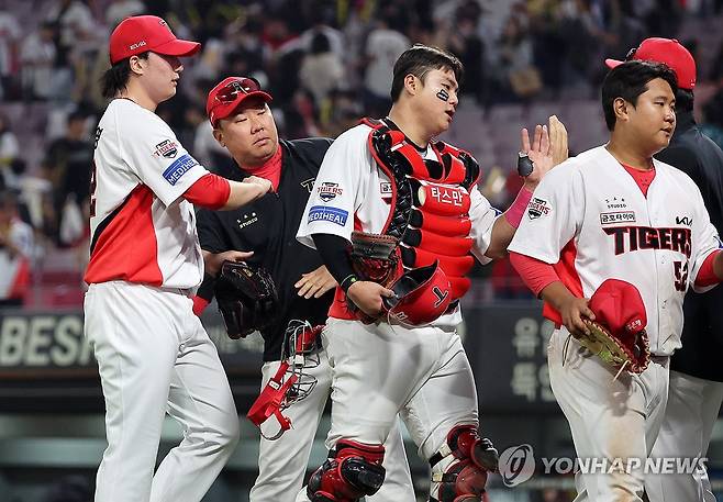 정해영 격려하는 이범호 감독 (광주=연합뉴스) 조남수 기자 = 27일 광주기아챔피언스필드에서 열린 프로야구 키움 히어로즈와 KIA 타이거즈의 경기. KIA 이범호 감독이 7-5 승리를 거두고 마무리 투수 정해영을 격려하고 있다. 2025.5.27 iso64@yna.co.kr