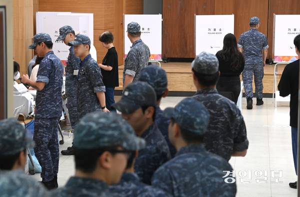 제21대 대통령선거 사전투표가 시작된 29일 평택시 포승읍 포승문화복지센터에 마련된 사전투표소에서 해군 2함대 장병들이 사전투표를 하고 있다. 2025.5.29 /최은성기자 ces7198@kyeongin.com
