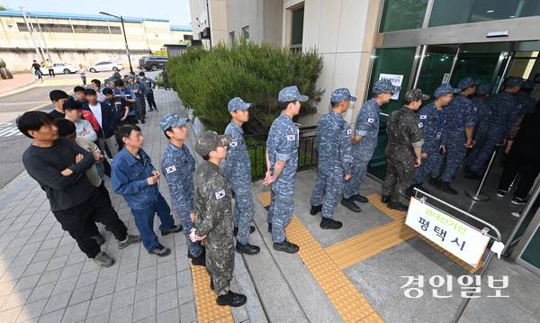 제21대 대통령선거 사전투표가 시작된 29일 평택시 포승읍 포승문화복지센터에 마련된 사전투표소에서 해군 2함대 장병들이 사전투표를 하고 있다. 2025.5.29 /최은성기자 ces7198@kyeongin.com