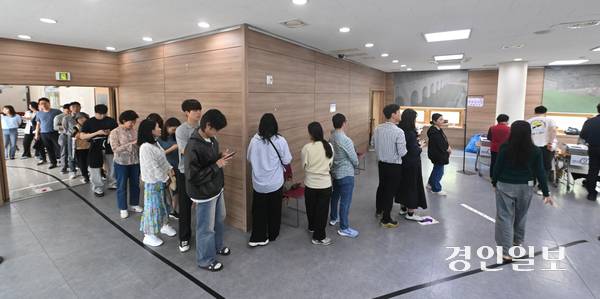 제21대 대통령선거 사전투표가 시작된 29일 오후 수원시 영통구 광교1동행정복지센터에 마련된 사전투표소에서 유권자들이 사전투표를 하고 있다. 2025.5.29 /최은성기자 ces7198@kyeongin.com