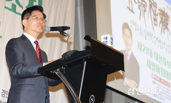 김문수 국민의힘 대선 후보가 29일  인천시 연수구 쉐라톤 그랜드 인천호텔에서 열린 ‘제21대 대선후보 초청 새얼아침대화 강연회’에서 강연하고 있다. 2025.5.29 /조재현기자 jhc@kyeongin.com