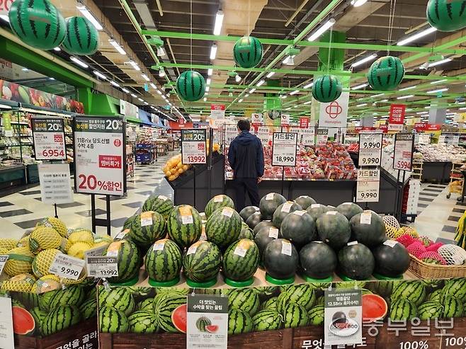 29일 경기도 내 한 홈플러스 매장에서 수박이 진열돼 있다. 이보현 기자