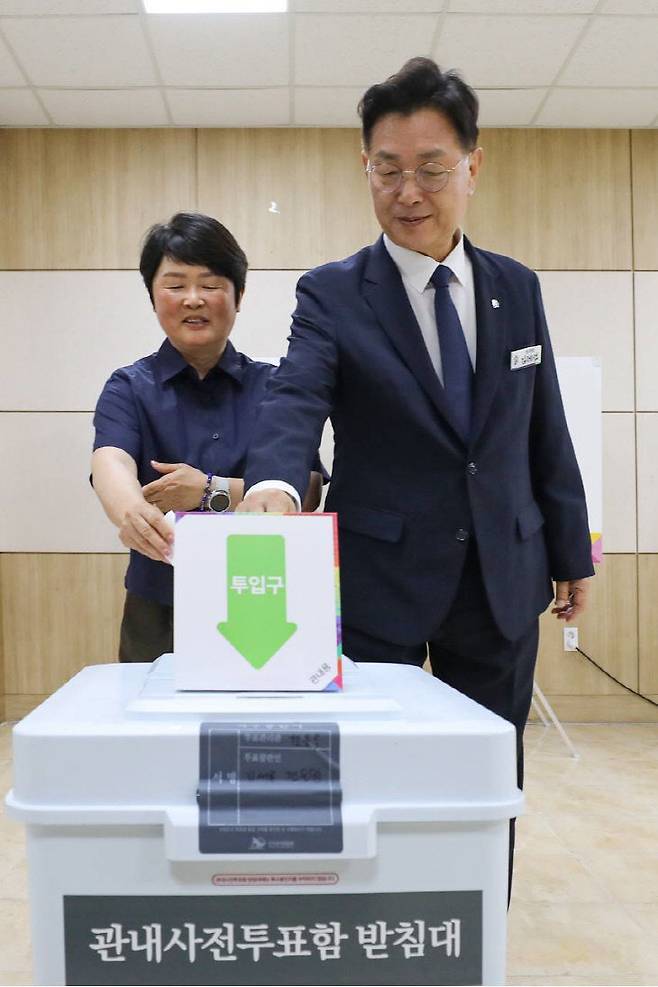 은행.선화동 사전투표소를 찾아 사전 투표를 마친 김제선 대전 중구청장. (사진= 김제선 청장 SNS)