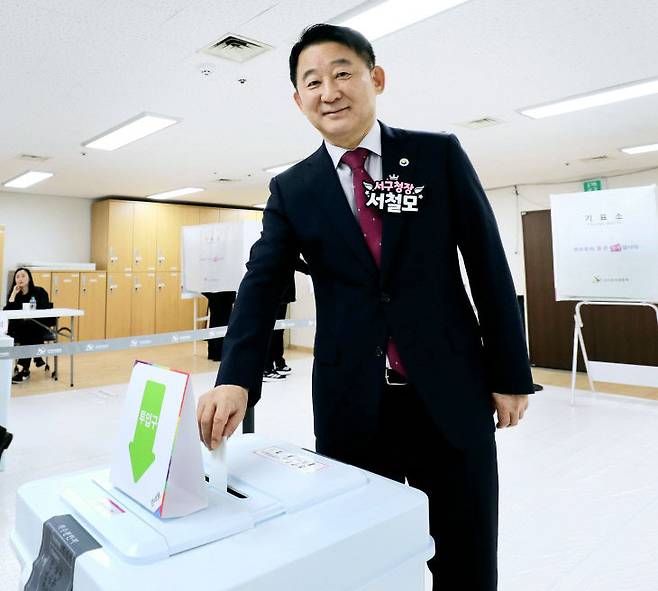 서철모 구청장이 서구청 지하 1층 다목적실에 마련된 사전투표소를 찾아 투표를 마친 뒤 사진을 남겼다. (사진= 대전 서구)