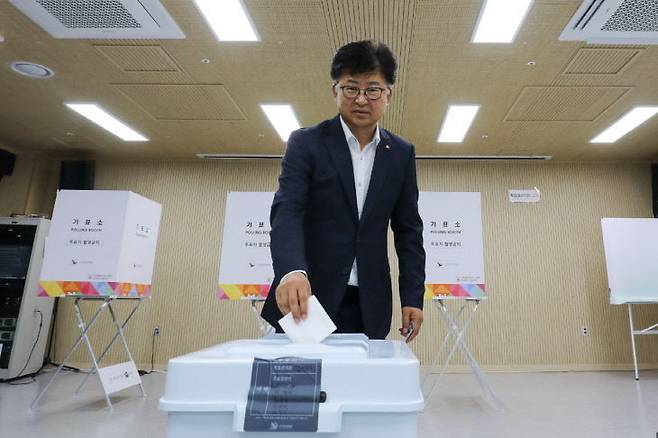 중리근린공원 복합문화센터에 마련된 사전투표소를 찾은 최충규 대덕구청장. (사진= 대전 대덕구)