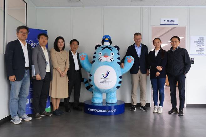 FISU의 개최지 실사 종료 후 기념 사진 촬영 모습. 사진=U대회 조직위 제공.