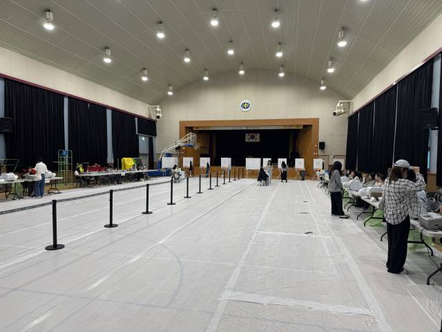 29일 오전 대전 유성구 어은중학교 사전투표소에서 시민들이 투표하고 있다. 사진=권오선 수습기자