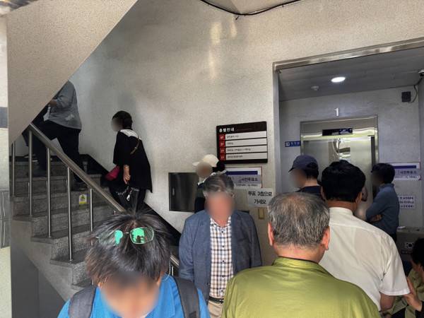 29일 오전 투표를 하기 위해 대전 서구 갈마2동 사전투표소를 방문한 시민들이 줄지어 서 있다. 사진=조사무엘 기자.