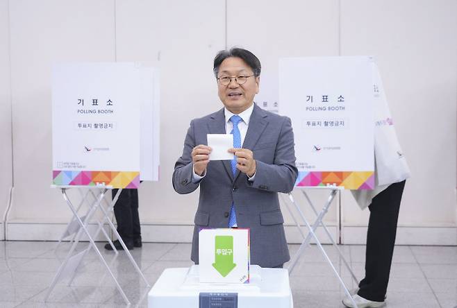 강기정 광주광역시장이 29일 오후 12시 30분 전남대학교 용지관 컨벤션홀에 마련된 사전투표소에서 사전투표를 하고 있다. /독자 제공