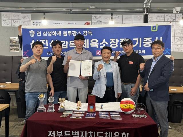 ‘갈색 폭격기’로 불리며 시대를 풍미했던 배구계 전설 신진식이 29일 전북체육회를 찾아 소장품을 기증했다./전북체육회 제공