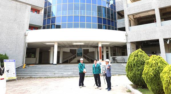 고성군이 지난 28일 하이면에 위치한 경남도청소년수련원 리모델링 공사 현장 점검을 하고 있다. / 고성군