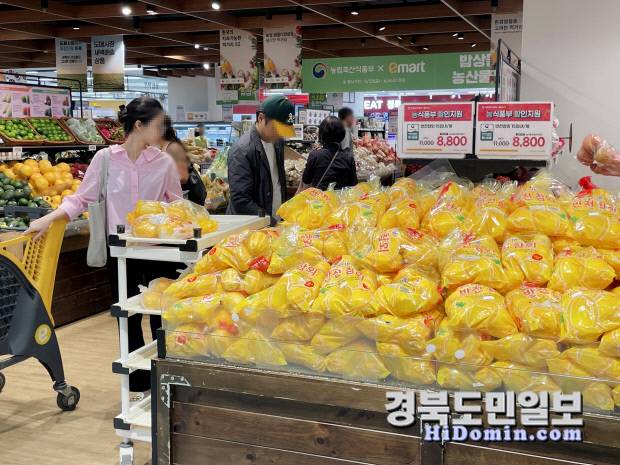 이마트 서울 용산점 참외 매장에서 고객들이 참외를 구입하고 있디. 사진=이마트 제공