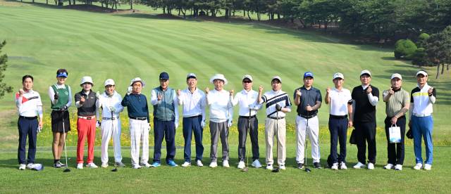 29일 창원 용원골프클럽에서 열린 제27회 경남신문배 아마골프대회에서 이종붕 경남신문 회장이 정영식 대회장을 비롯한 방효철 삼우금속 회장, 김형성 칠성산업 회장, 박정우 마산자유무역지역기업협회장(㈜웰템 대표), 정영화 경남벤처투자 이사장, 박정진 경남대 특임부총장, 조성제 원광건설 대표, 이삼연 경남이노비즈협회장(우림테크 대표), 정현숙 신화철강 대표, 윤상필 호텔인터내셔널 사장, 김현수 승일 대표이사 등과 기념촬영을 하고 있다./전강용 기자/