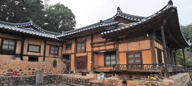 초간종택은 경상북도 예천군 용문면 죽림리에 있는 조선 전기 때 지은 권씨 종가 별당이다. 1967년 6월 23일 보물로 지정됐다. 초간종택은 잡석을 쌓아올린 높은 축대 위에 세웠고 주위에 난간을 돌려 누집 모양으로 꾸민 집이다.