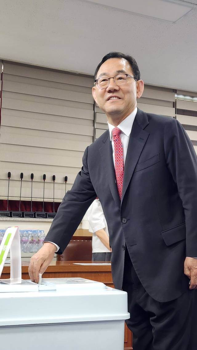 주호영 국민의힘 중앙선대위 공동위원장은 29일 6.3 대선 사전투표 첫날인 이날 오전 대구 수성구 범어1동 사전투표소에서 투표를 하고 있다. 이혜림 기자