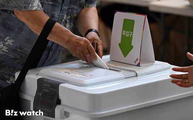 제21대 대통령선거 사전투표가 시작된 29일 오전 서울 중랑구 중랑구청에 마련된 신내2동 사전투표소에서 유권자들이 사전투표를 하고 있다./사진=이명근 기자 qwe123@