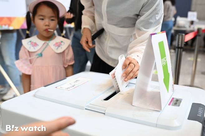 제21대 대통령선거 사전투표가 시작된 29일 오전 서울 중랑구 중랑구청에 마련된 신내2동 사전투표소에서 유권자들이 사전투표를 하고 있다./사진=이명근 기자 qwe123@