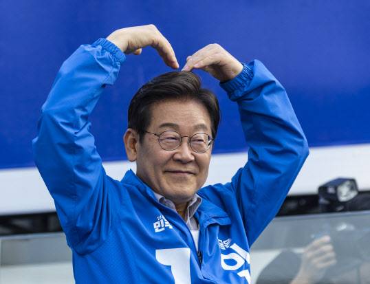 이재명 더불어민주당 대선 후보가 28일 서울 왕십리역 광장에서 열린 성동구·동대문구 집중 유세에서 연설을 마친 뒤 무대를 떠나며 하트를 그려 보이고 있다. (사진=연합뉴스)