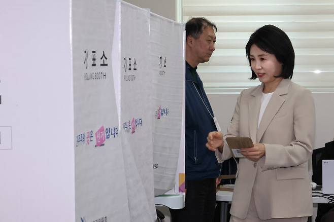 제21대 대통령선거 사전투표가 시작된 29일 더불어민주당 이재명 대선 후보의 배우자 김혜경 여사가 부산시 동구 초량2동 행정복지센터에 마련된 사전투표소에서 투표하고 있다.(사진=연합뉴스)