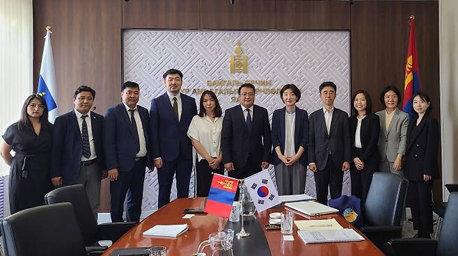 한국·몽골 양국 정부 관계자가 지난 27일 몽골 울란바토르에서 열린 제1차 한-몽골 기후변화협력 공동위원회에서 기념촬영하고 있다. 양국은 이날 국제감축사업 세부 이행규칙을 채택하고 앞으로 다양한 공동 국제감축 사업을 펼치기로 했다. (사진=탄소중립녹색성장위원회)