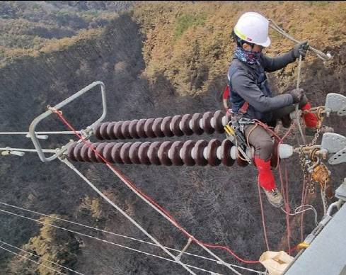 한국전력공사 직원이 사상 최악의 영남 지역 산불로 손상된 송전철탑 위 애자(뚱딴지)를 교체하고 있다. (사진=한전)