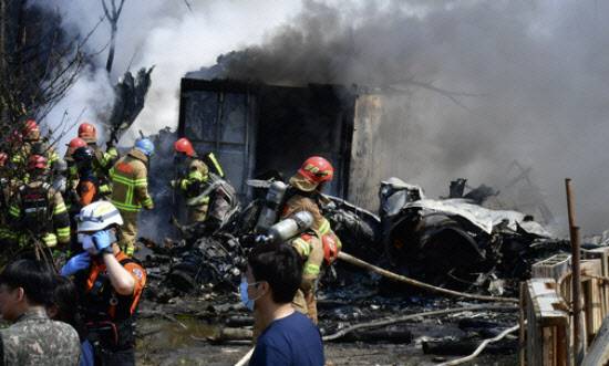 사고 현장에서 소방당국과 해군 항공사령부 소방대가 진화 작업 및 인명 수색을 하고 있다. (사진=뉴스1)