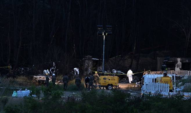29일 경북 포항시 남구 해군 초계기 추락사고 현장에서 군 관계자가 조명등을 켜고 현장을 수습하고 있다.(사진=연합뉴스)